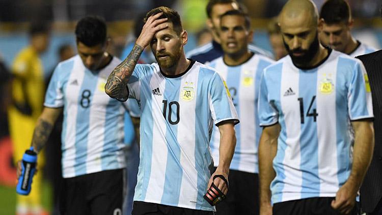 Skuat Argentina hanya bisa tertunduk meratapi hasil seri melawan Peru. Copyright: GI