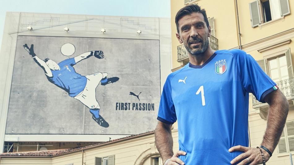 Gianluigi Buffon jersey baru Italia. Copyright: Twitter@azzurri