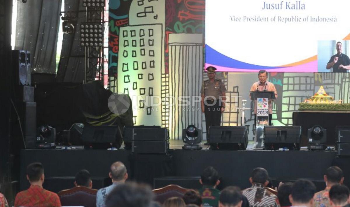 Wakil Presiden RI, Jusuf Kalla saat memberikan pidato di acara Hitung Mundur Asian Para Games 2018. (INDOSPORT/Herry Ibrahim)