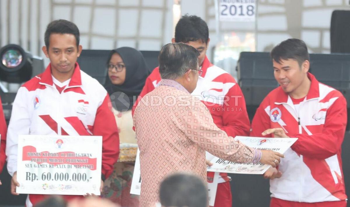 Wakil Presiden RI, Jusuf Kalla memberikan simbolis bonus kepada atlet peraih medali SEA Games 2017 lalu. (INDOSPORT/Herry Ibrahim)