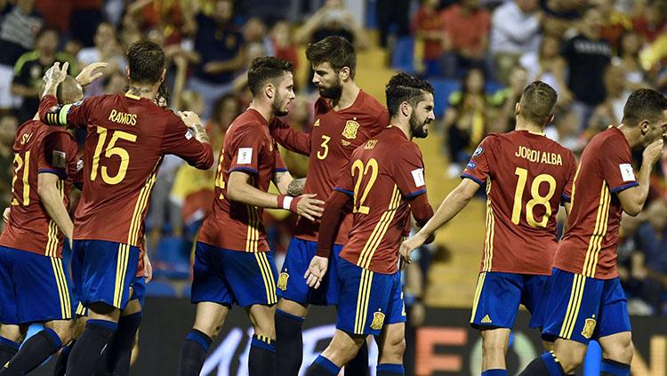 Selebrasi para pemain Spanyol usai mencetak gol ke gawang Albania. Copyright: FIFA