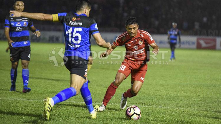 Usaha Fabiano Beltrame saat menghadang pemain Semen Padang/ Copyright: INDOSPORT/Taufik Hidayat