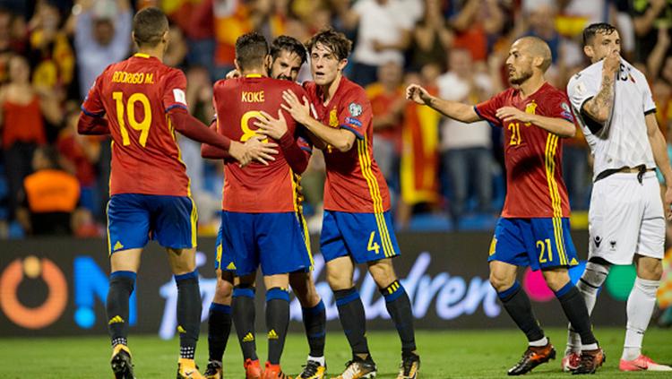 Isco tengah melakukan selebrasi bersama rekan satu timnya.