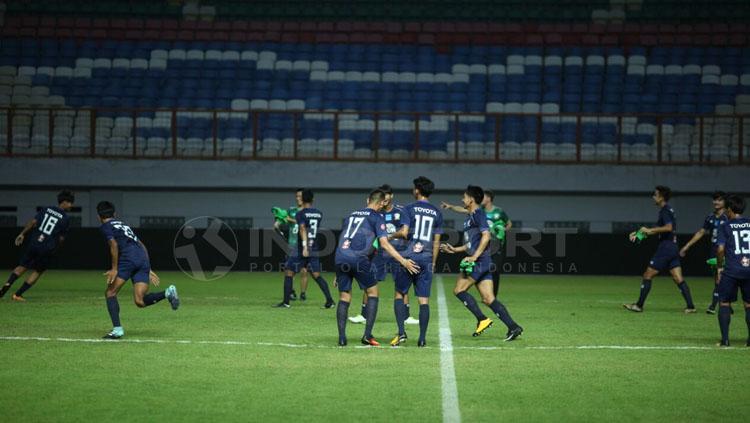 Sesi latihan Timnas Thailand U-19. Copyright: INDOSPORT/Petrus Manus Da Yerimon