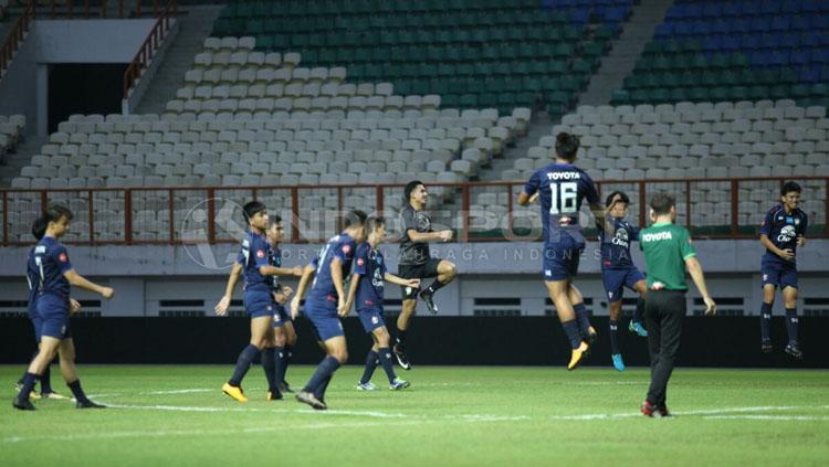 Sesi latihan Timnas Thailand U-19. Copyright: INDOSPORT/Petrus Manus Da Yerimon