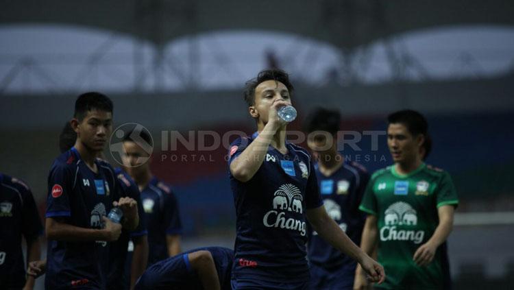 Sesi latihan Timnas Thailand U-19. Copyright: INDOSPORT/Petrus Manus Da Yerimon