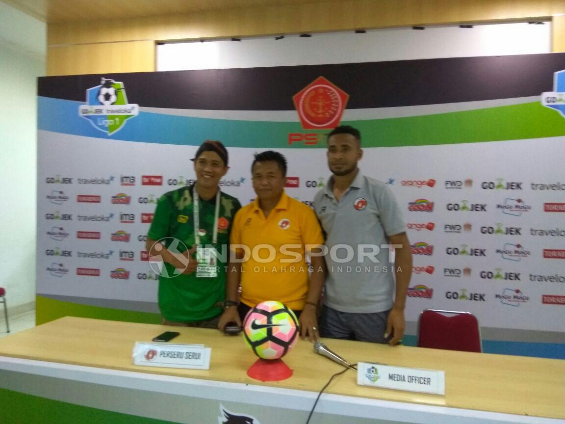 Agus Yuwono (tengah) dalam konferensi pers pasca laga melawan PS TNI. Copyright: INDOSPORT/Zainal Hasan.