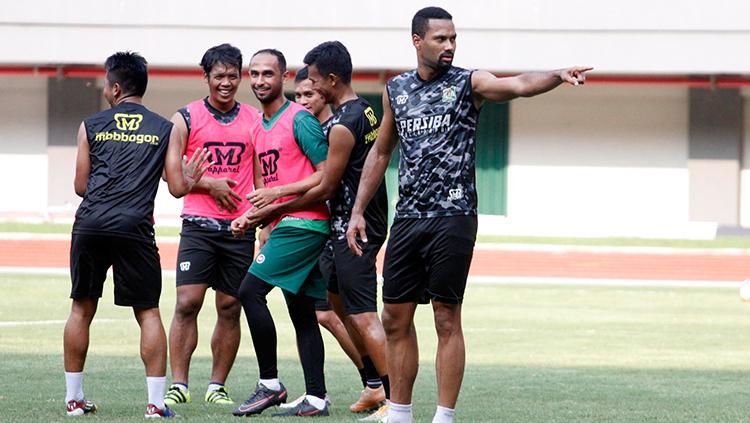 Latihan Persiba Balikpapan tampak dihiasi dengan canda tawa. Copyright: Media Bhayangkara FC