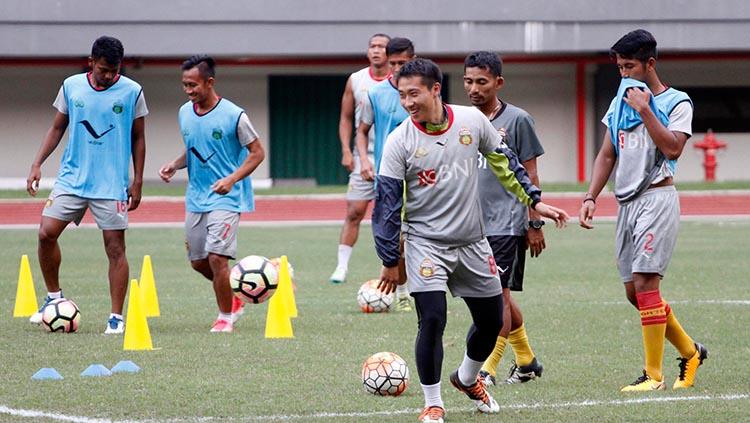 Sebaga tuan rumah, Bhayangkara FC dengan santai saat latihan. Copyright: Media Bhayangkara FC