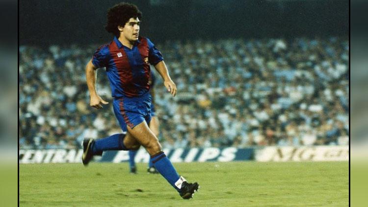 Diego Maradona saat masih membela Barcelona. Copyright: FCBarcelona