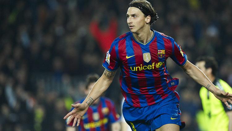 Zlatan ibrahimovic saat masih memperkuat Barcelona. Copyright: Goal.UK