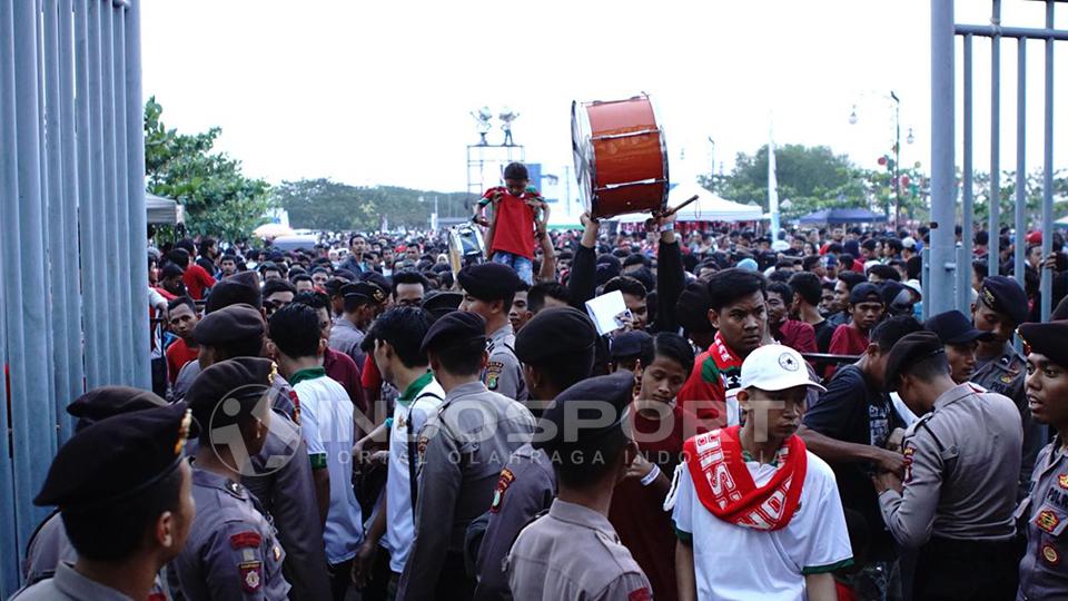 Pendukung Timnas U-19 mulai banjiri stadion. Copyright: Hery Ibrahim/Indosport