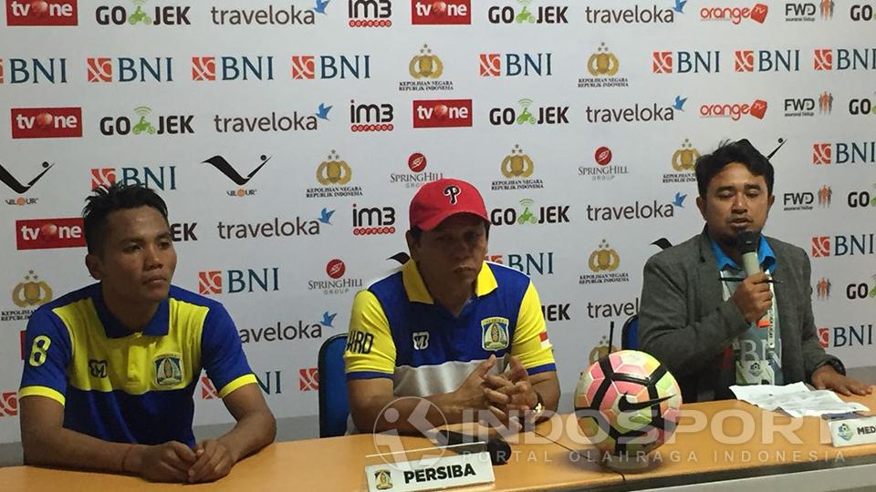 Pelatih Persiba, Hariyadi dan Bryan Cesar. Copyright: Adiyaksa/Indosport