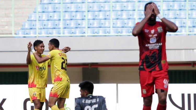 Ekspresi%20kecewa%20pemain%20Persiba%20setelah%20dikalahkan%20Bhayangkara%20FC.