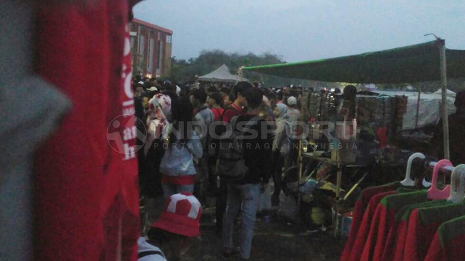 Pedagang jersey di Stadion Wibawa Mukti raup untung saat laga Timnas Indonesia vs Thailand Copyright: INDOSPORT