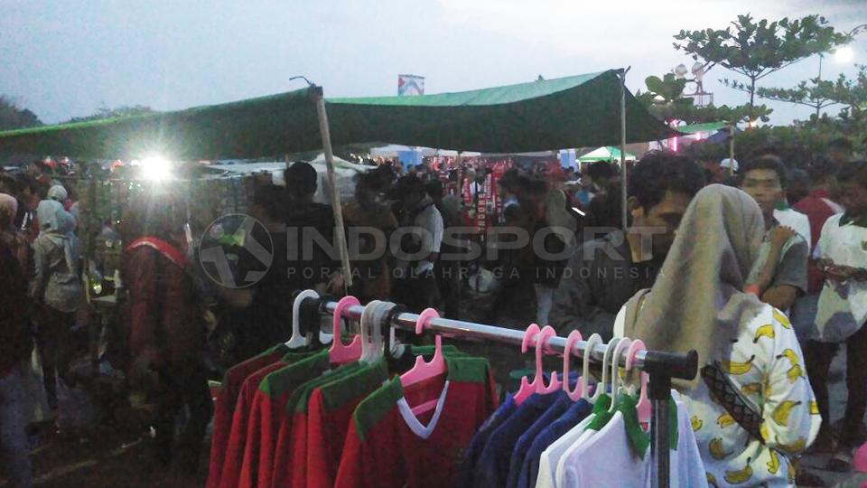 Pedagang jersey di Stadion Wibawa Mukti raup untung saat laga Timnas Indonesia vs Thailand Copyright: INDOSPORT