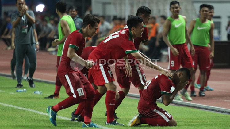 Pemain Timnas U-19 berselebrasi. Copyright: INDOSPORT/Herry Ibrahim