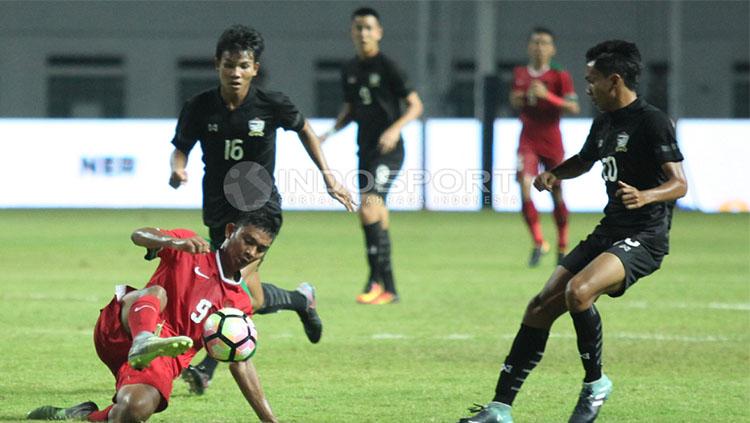 Pemain Timnas U-19 berjibaku dengan Timnas Thailand U-19. Copyright: INDOSPORT/Herry Ibrahim