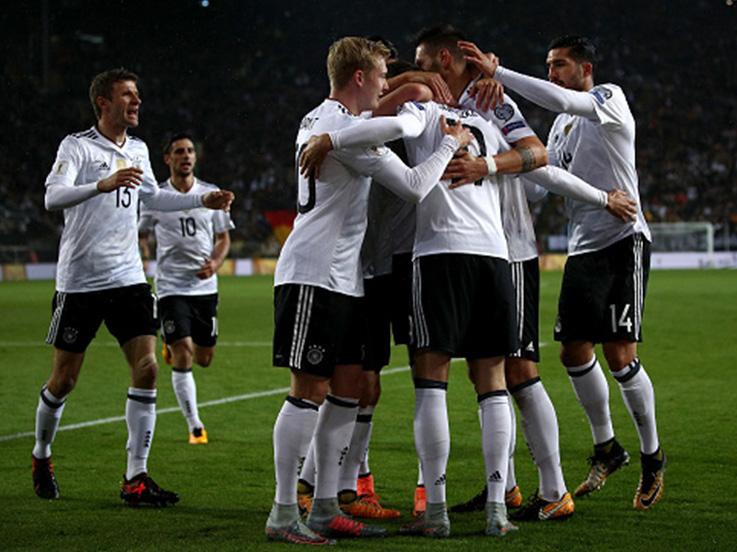 Para pemain Timnas Jerman berselebrasi usai Leon Goretzka mencetak gol. Copyright: INDOSPORT