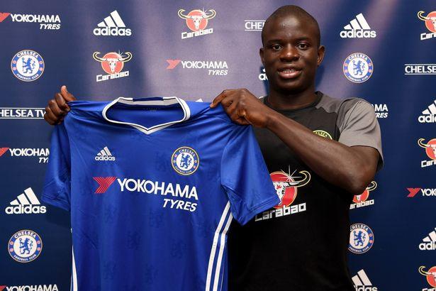 NGolo Kante saat pertama kali diperkenalkan Chelsea pada Agustus 2016 lalu. Copyright: Mirror