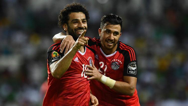 Mohamed Salah (kiri) menjadi pahlawan lolosnya Mesir ke Piala Dunia 2018. Copyright: Twitter/Squawka