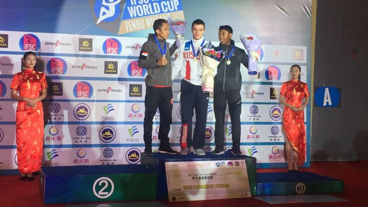 Dua atlet panjat tebing Indonesia, Aspar Jaelolo dan Sabri saat meraih podium perak dan perunggu nomor speed di ajang Climbing World Cup 2017 di Wujiang, China, Minggu (08/10/17). Copyright: FPTI