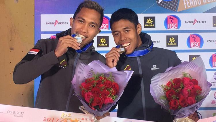 Dua atlet panjat tebing Indonesia, Aspar Jaelolo dan Sabri saat meraih podium perak dan perunggu nomor speed di ajang Climbing World Cup 2017 di Wujiang, China, Minggu (08/10/17).