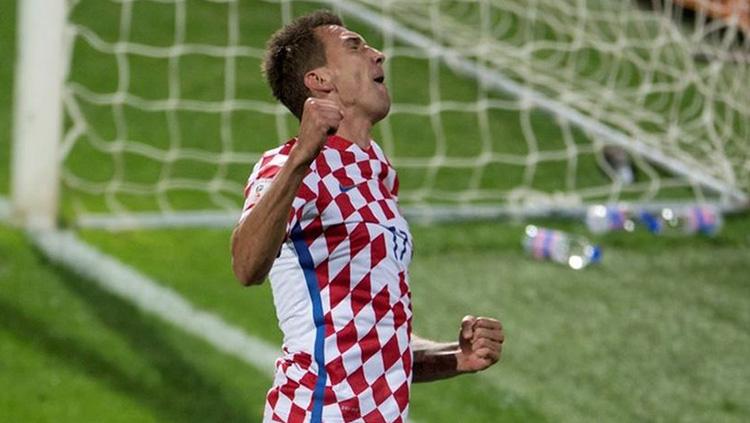 Mario Mandzukic merayakan kemenangan atas Ukraina. Copyright: HNS