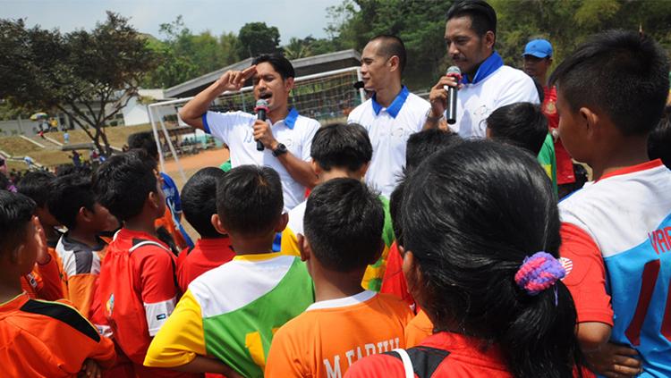 Ibnu Jamil bersama Kurniawan Dwi Yulianto di ayasan Olahraga Anak Nusantara (YOAN). Copyright: yoanfoundation.org