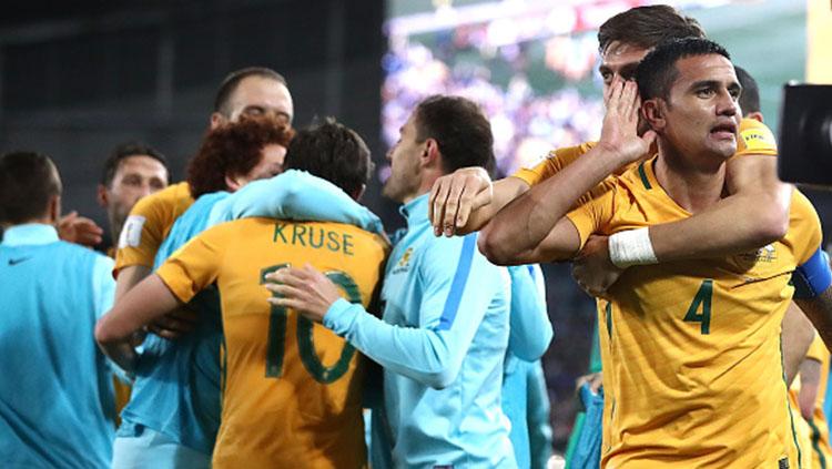 Tim Cahill (kanan) melakukan selebrasi bersama rekan satu timnya.