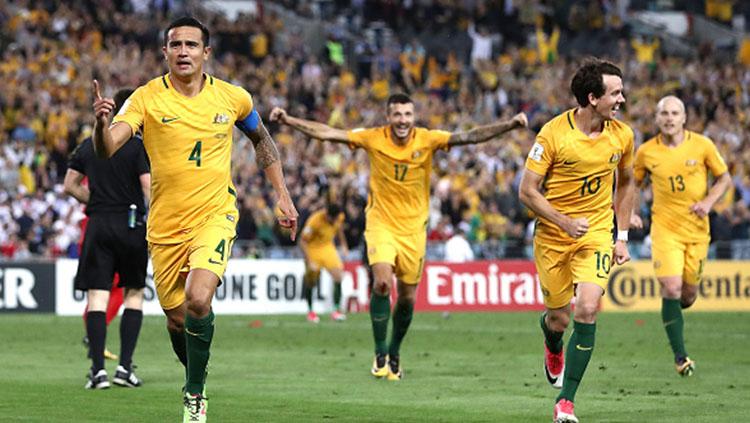 Tim Cahill (no 4) melakukan selebrasi usai cetak gol. Copyright: INDOSPORT