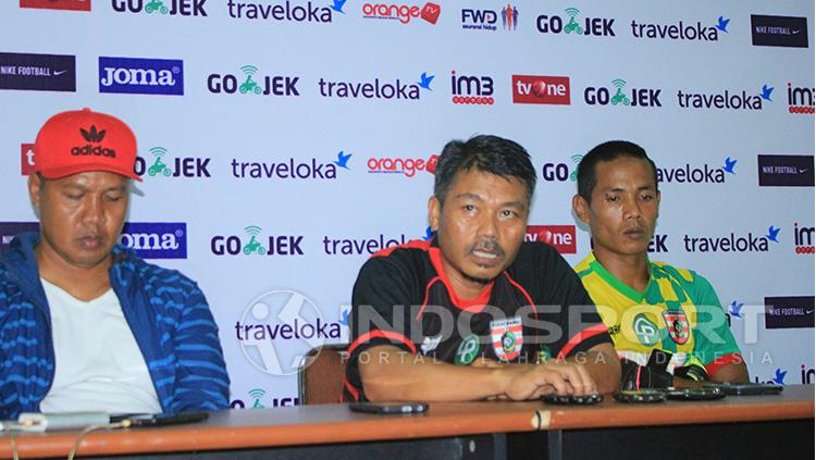 Hari Wijaya, manajer Persewangi (tengah) Copyright: INDOSPORT/Ian Setiawan