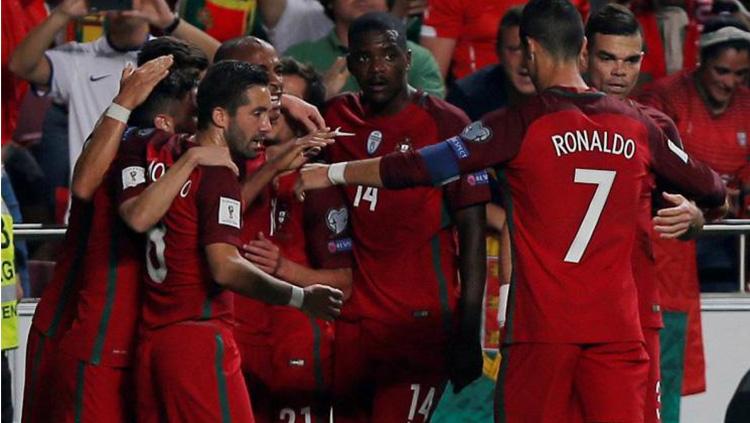 Skuat Portugal merayakan kemenangan atas Swiss. Copyright: The Sun