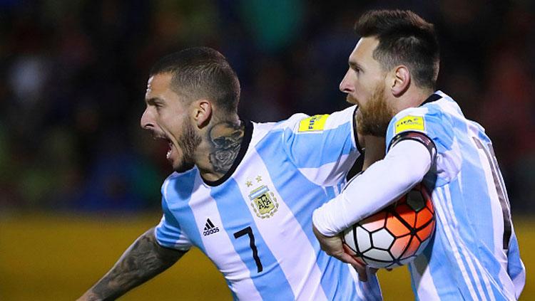 Selebrasi Lionel Messi (kanan) bersama rekan setimnya, Dario Benedetto usai dirinya mencetak gol ke gawang Ekuador. Copyright: INDOSPORT