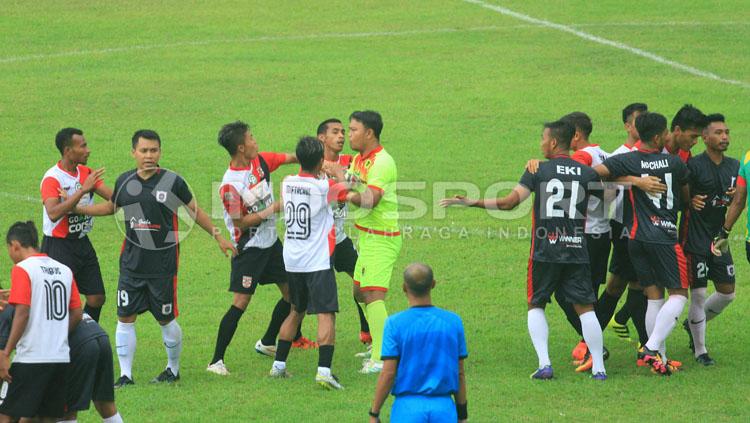Perselisihan antara pemain PSBK Blitar melawan Persewangi Banyuwangi. Copyright: Ian Setiawan/INDOSPORT