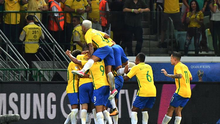 Para pemain Timnas Brasil melakukan selebrasi. Copyright: INDOSPORT