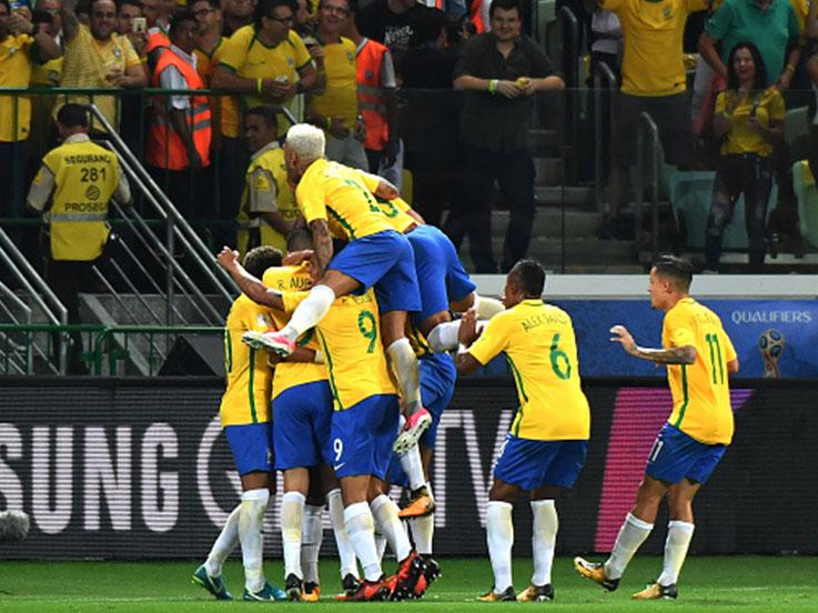 Para pemain Timnas Brasil melakukan selebrasi. Copyright: INDOSPORT