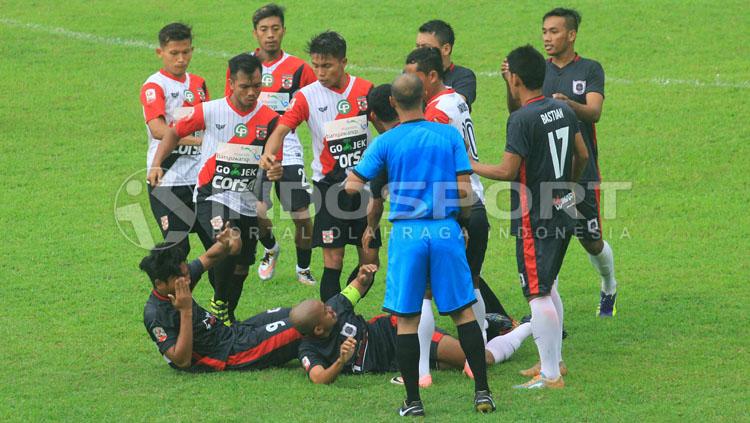 Pemain%20Persewangi%20sengaja%20menginjak%20pemain%20PSBK%20lantaran%20kesal%20adanya%20pelanggaran%20yang%20dianggap%20sengaja.