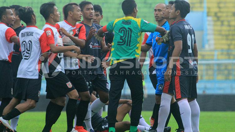 Wasit Suhardiyanto pun dibuat sibuk melerai pertengkaran pemain kedua tim sepanjang pertandingan.