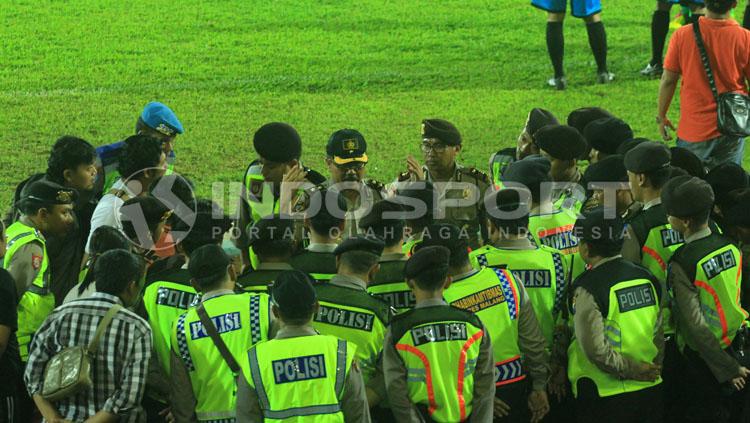 Ratusan%20polisi%2C%20merapatkan%20barisan%20untuk%20pengamanan%20pasca%20mengusir%20sejumlah%20penonton%20yang%20diduga%20provokator%20di%20tribun.