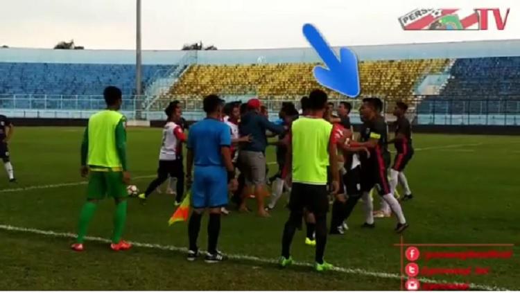 Tandukan pemain PSBK Blitar ke pemain Persewangi Banyuwangi - INDOSPORT