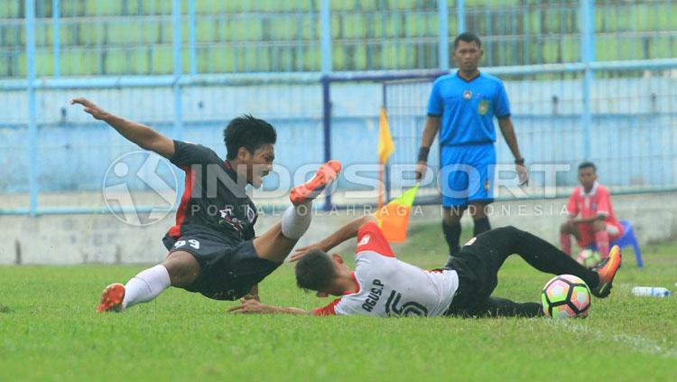 Bek Persewangi, Agus Prasetyo melayangkan tekel keras tepat di depan asisten wasit. - INDOSPORT