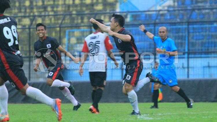 Prisma Chairul Anwar melakukan selebrasi gol di menit 69, setelah shooting nya menembus gawang Persewangi. Copyright: Ian Setiawan/INDOSPORT