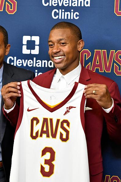 Isaiah Thomas, saat diperkenalkan oleh Cleveland Cavaliers Copyright: INDOSPORT