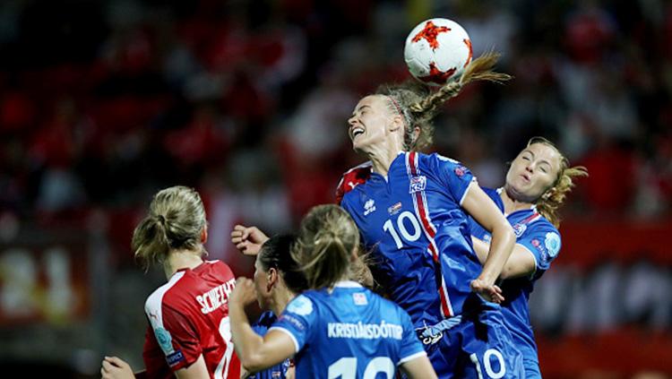 Situasi pertandingan Islandia melawan Austria. Copyright: INDOSPORT