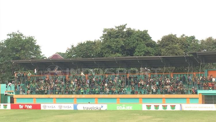 Pendukung dari PSMS Medan tampak memenuhi stadion Persikabo. Copyright: Muhammad Adiyaksa/INDOSPORT