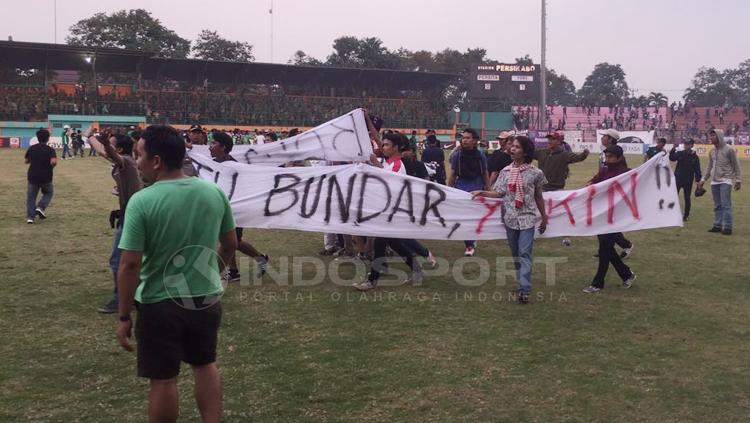 Aksi suporter masuk lapangan di laga Persita Tangerang vs PSMS Medan. Copyright: Muhammad Adiyaksa/INDOSPORT