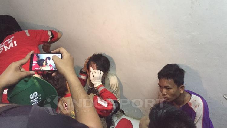 Beberapa suporter tengah ditangani tim medis. Copyright: Muhammad Adiyaksa/INDOSPORT