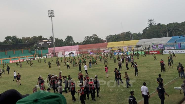 Polisi tengah mengamankan beberapa suporter tengah terjadinya keributan. Copyright: Muhammad Adiyaksa/INDOSPORT