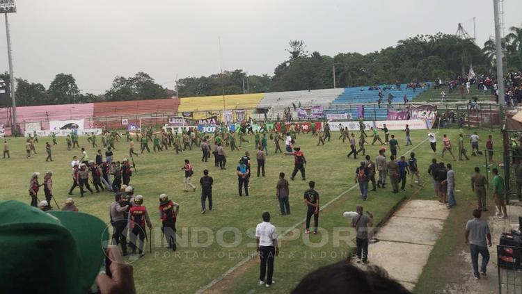 Polisi tengah mengamankan beberapa suporter tengah terjadinya keributan. Copyright: Muhammad Adiyaksa/INDOSPORT